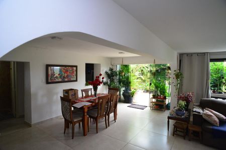 Casa de condomínio para alugar com 1200m², 5 quartos e 3 vagasSala Inferior