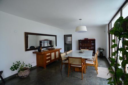 Casa de condomínio para alugar com 1200m², 5 quartos e 3 vagasSala