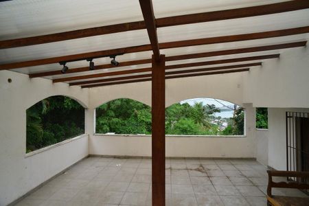 Casa de condomínio para alugar com 1200m², 5 quartos e 3 vagasVaranda