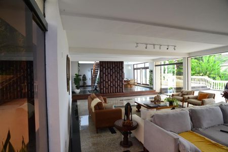 Casa de condomínio para alugar com 1200m², 5 quartos e 3 vagasSala