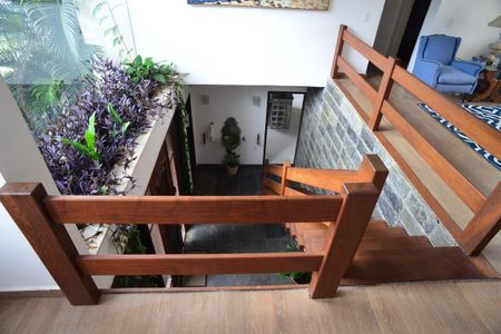 Casa de condomínio para alugar com 1200m², 5 quartos e 3 vagasEscada de Acesso