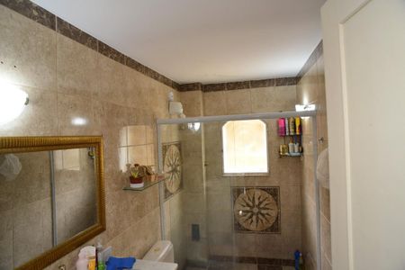 Casa de condomínio para alugar com 1200m², 5 quartos e 3 vagasBanheiro Suíte Inferior