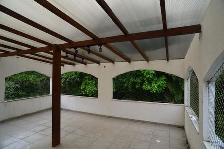 Casa de condomínio para alugar com 1200m², 5 quartos e 3 vagasVaranda