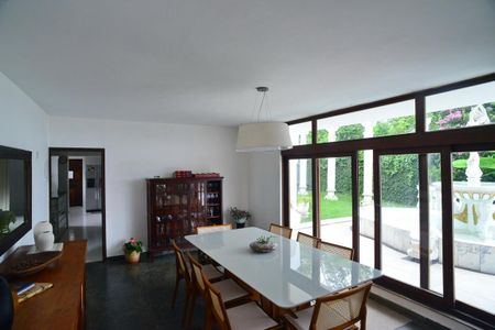 Casa de condomínio para alugar com 1200m², 5 quartos e 3 vagasSala