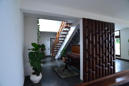 Casa de condomínio para alugar com 1200m², 5 quartos e 3 vagasEscada de Acesso