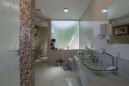 Casa à venda com 600m², 5 quartos e 4 vagasBanheiro 5