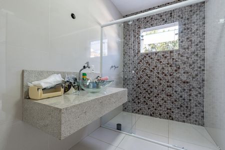 Casa à venda com 600m², 5 quartos e 4 vagasBanheiro da Suíte