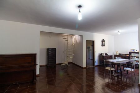 Casa à venda com 4 quartos, 720m² em Matapaca, Niterói