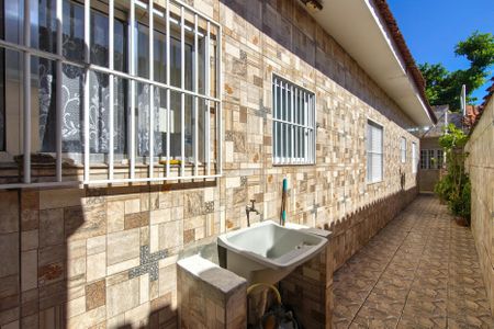 Casa para alugar com 200m², 2 quartos e 2 vagasCorredor lateral 