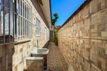 Casa para alugar com 200m², 2 quartos e 2 vagasCorredor lateral 