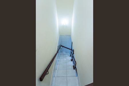 Casa para alugar com 100m², 2 quartos e 2 vagas Casa para alugar com 100m², 2 quartos e 2 vagasEscada