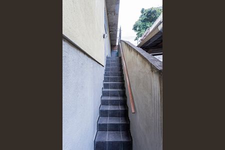 Casa para alugar com 100m², 2 quartos e 2 vagas Casa para alugar com 100m², 2 quartos e 2 vagasEscada