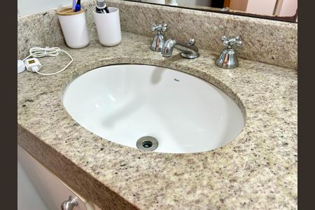 Apartamento à venda com 96m², 2 quartos e 2 vagasBanheiro da Suíte