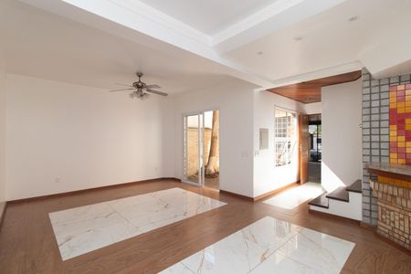 Casa à venda com 234m², 4 quartos e 2 vagasSala
