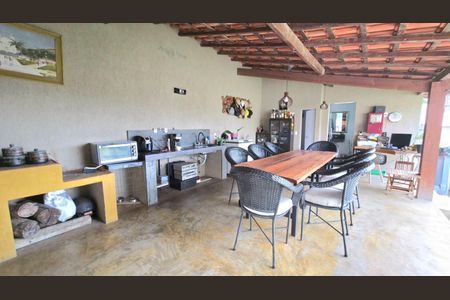 Casa de condomínio à venda com 244m², 3 quartos e 4 vagas