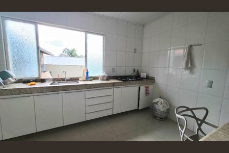 Casa de condomínio à venda com 244m², 3 quartos e 4 vagas