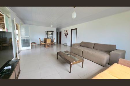 Casa de condomínio à venda com 244m², 3 quartos e 4 vagas