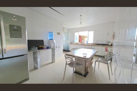 Casa de condomínio à venda com 244m², 3 quartos e 4 vagas