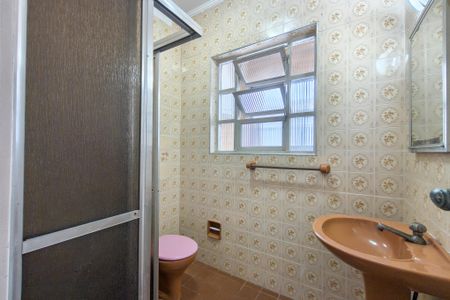 Banheiro  de apartamento para alugar com 1 quarto, 52m² em Guilhermina, Praia Grande