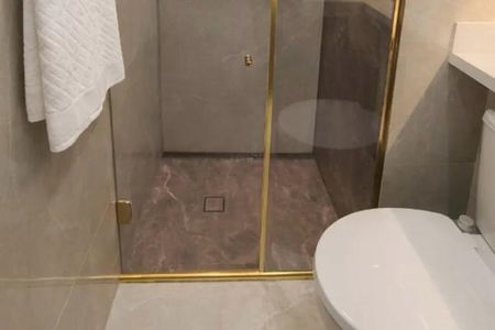 Apartamento à venda com 62m², 2 quartos e 1 vaga Apartamento à venda com 62m², 2 quartos e 1 vagaBanheiro com chuveiro e pia branca, com piso de porcelanato e paredes de gesso.