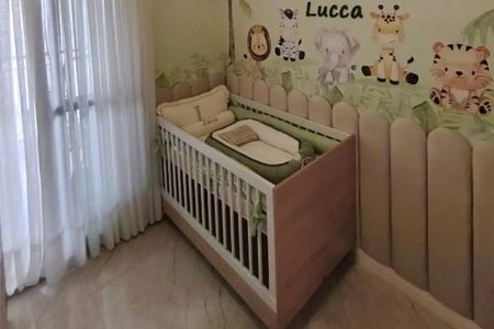 Apartamento à venda com 62m², 2 quartos e 1 vaga Apartamento à venda com 62m², 2 quartos e 1 vagaCama de bebe com cortina e decoração infantil em ambiente de quarto.