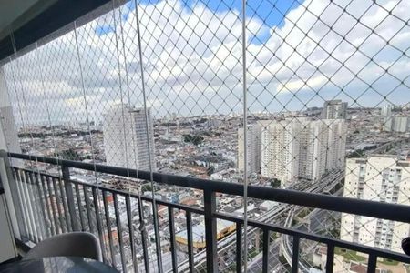 Apartamento à venda com 62m², 2 quartos e 1 vaga Apartamento à venda com 62m², 2 quartos e 1 vagaBalcony com vista para a cidade, com uma mesa e cadeira, e uma grade de segurança.