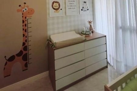 Apartamento à venda com 62m², 2 quartos e 1 vaga Apartamento à venda com 62m², 2 quartos e 1 vagaQuarto infantil com decoração em estilo safari, com altura de 1,80 metros, com um guarda-roupa de 8 gavetas e um balcão com uma mesa de madeira e um tapete de cor branca.