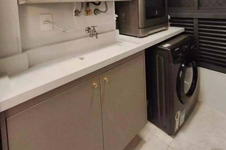 Apartamento à venda com 62m², 2 quartos e 1 vaga Apartamento à venda com 62m², 2 quartos e 1 vagaLavanderia comum com geladeira e fogão, piso de porcelanato e balcão de granito.