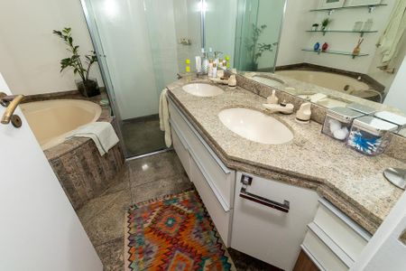Apartamento para alugar com 216m², 3 quartos e 3 vagas Apartamento para alugar com 216m², 3 quartos e 3 vagasBanheiro da Suíte 3