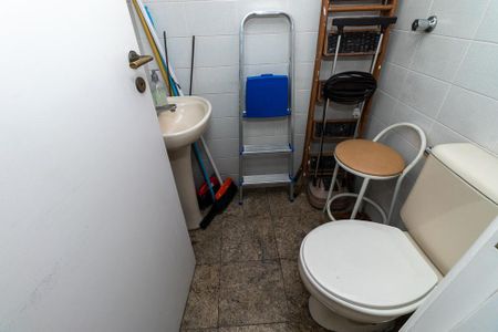 Apartamento para alugar com 216m², 3 quartos e 3 vagas Apartamento para alugar com 216m², 3 quartos e 3 vagasBanheiro de Serviço