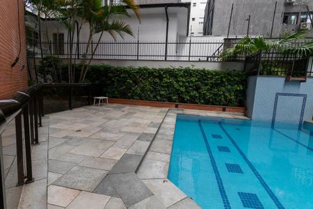 Apartamento para alugar com 216m², 3 quartos e 3 vagas Apartamento para alugar com 216m², 3 quartos e 3 vagasÁrea comum - Piscina