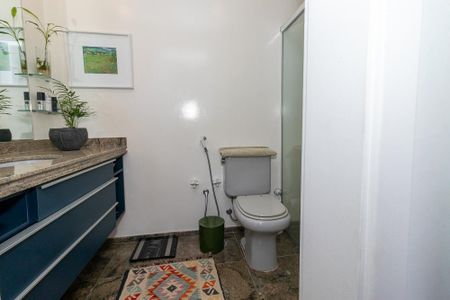 Apartamento para alugar com 216m², 3 quartos e 3 vagas Apartamento para alugar com 216m², 3 quartos e 3 vagasBanheiro da Suíte 2