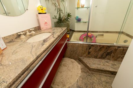 Apartamento para alugar com 216m², 3 quartos e 3 vagas Apartamento para alugar com 216m², 3 quartos e 3 vagasBanheiro da Suíte 1