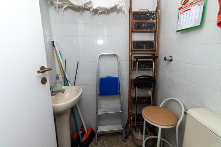 Apartamento para alugar com 216m², 3 quartos e 3 vagas Apartamento para alugar com 216m², 3 quartos e 3 vagasBanheiro de Serviço