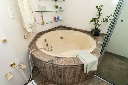Apartamento para alugar com 216m², 3 quartos e 3 vagas Apartamento para alugar com 216m², 3 quartos e 3 vagasBanheiro da Suíte 3
