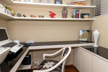 Apartamento para alugar com 216m², 3 quartos e 3 vagas Apartamento para alugar com 216m², 3 quartos e 3 vagasEscritório