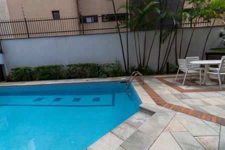 Apartamento para alugar com 216m², 3 quartos e 3 vagas Apartamento para alugar com 216m², 3 quartos e 3 vagasÁrea comum - Piscina