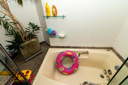 Apartamento para alugar com 216m², 3 quartos e 3 vagas Apartamento para alugar com 216m², 3 quartos e 3 vagasBanheiro da Suíte 1
