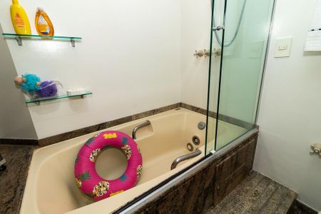 Apartamento para alugar com 216m², 3 quartos e 3 vagas Apartamento para alugar com 216m², 3 quartos e 3 vagasBanheiro da Suíte 1