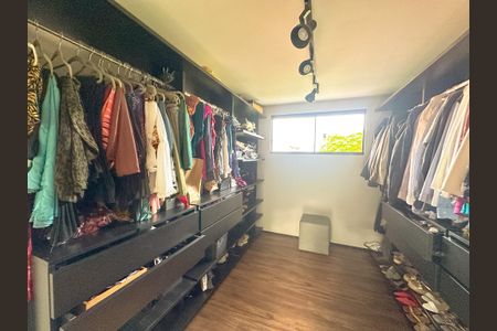 Casa para alugar com 314m², 4 quartos e 2 vagasCloset da suíte