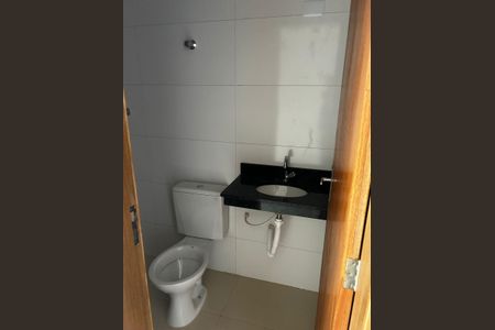 Banheiro de casa de condomínio para alugar com 2 quartos, 106m² em Jardim Imperador IV, Praia Grande