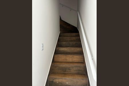 Escada de casa de condomínio para alugar com 2 quartos, 106m² em Jardim Imperador IV, Praia Grande