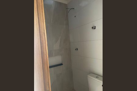 Banheiro de casa de condomínio para alugar com 2 quartos, 106m² em Jardim Imperador IV, Praia Grande