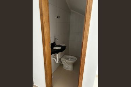 Banheiro de casa de condomínio para alugar com 2 quartos, 106m² em Jardim Imperador IV, Praia Grande