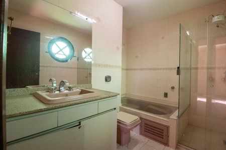 Casa para alugar com 410m², 6 quartos e 7 vagasBanheiro da Suíte 2