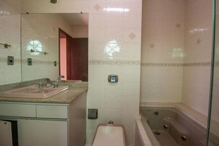 Casa para alugar com 410m², 6 quartos e 7 vagasBanheiro da Suíte 2