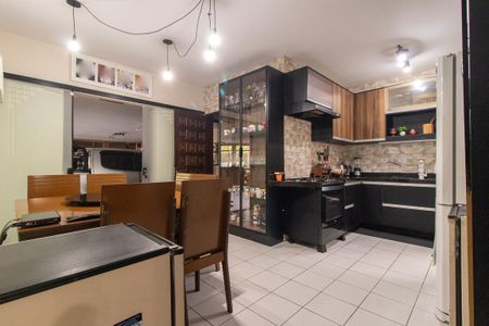 Casa para alugar com 410m², 6 quartos e 7 vagasCozinha - Armários