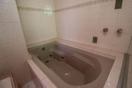 Casa para alugar com 410m², 6 quartos e 7 vagasBanheiro da Suíte 2