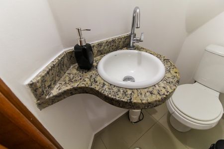 Casa de condomínio à venda com 78m², 3 quartos e 2 vagasLavabo