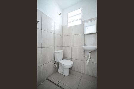 Banheiro de casa para alugar com 1 quarto, 24m² em Jardim Maria Duarte, São Paulo